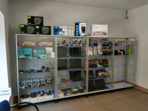 Przeszklone gabloty z akcesoriami komputerowymi i sprzętem w sklepie powerON w 2020 roku.