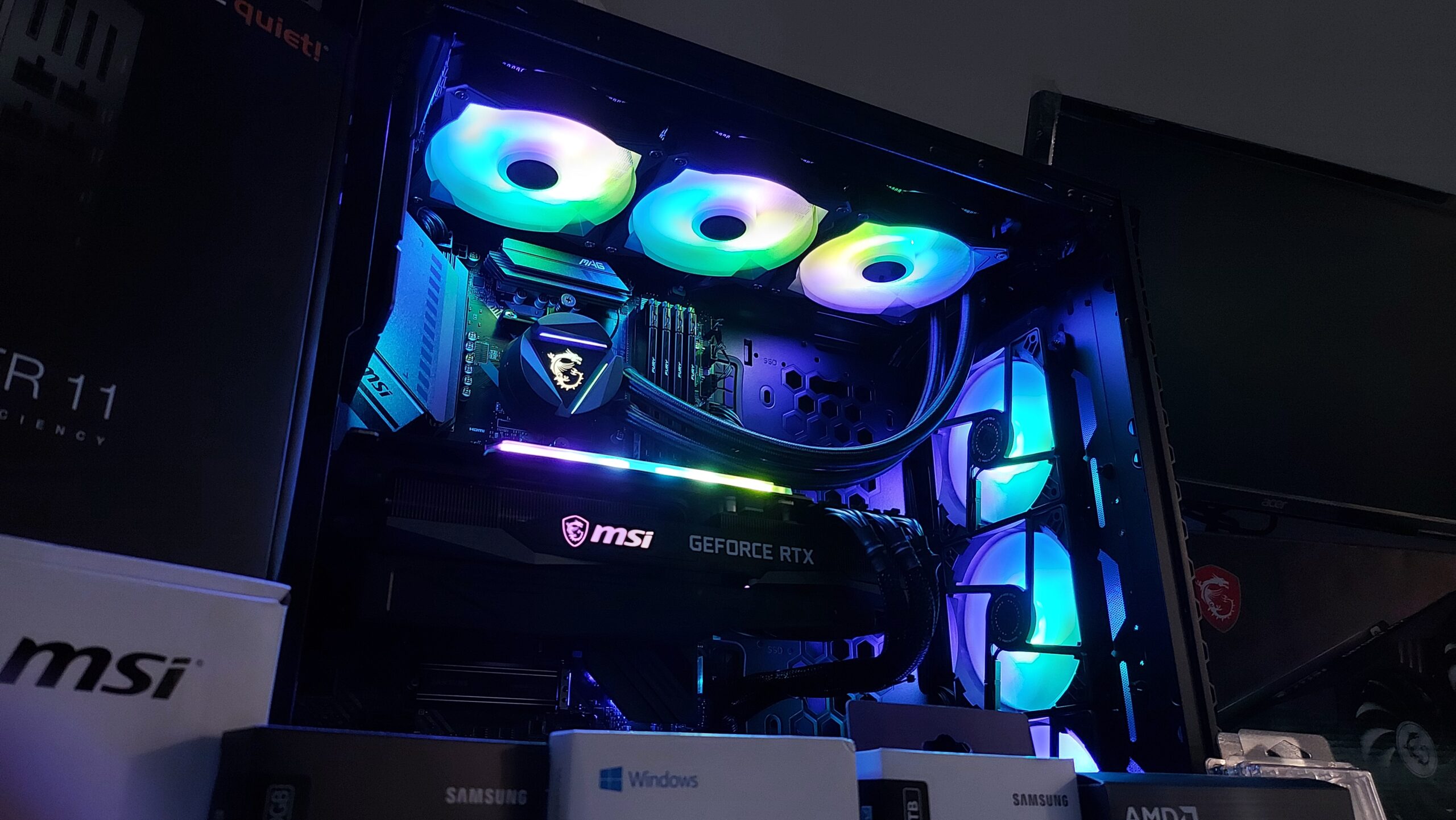 Wnętrze komputera gamingowego z kartą graficzną MSI GeForce RTX, chłodzeniem cieczą i kolorowym podświetleniem RGB