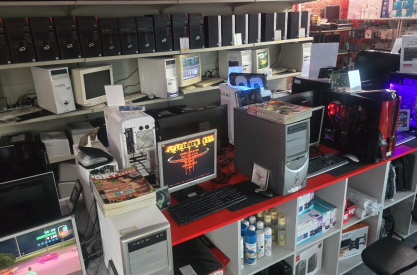 Kolekcja komputerów retro, monitorów CRT i starego sprzętu komputerowego na wystawie RETRO powerON w Radomsku. Kopiuj