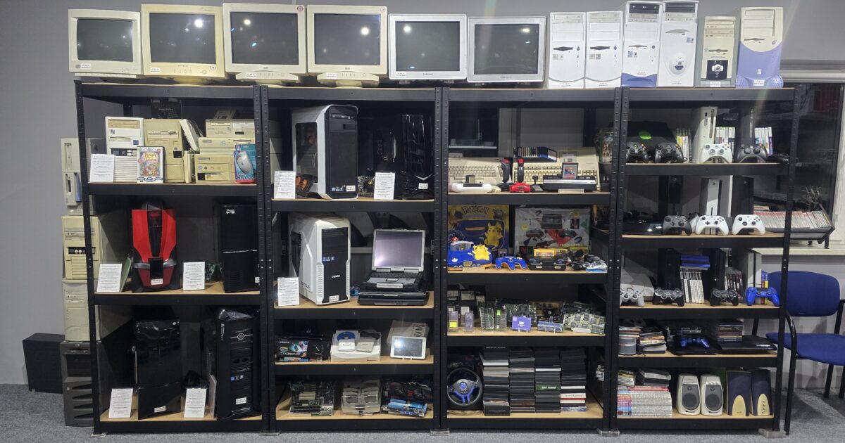 Wystawka retro w sklepie powerON w Radomsku z komputerami, monitorami CRT, konsolami i sprzętem z dawnych lat