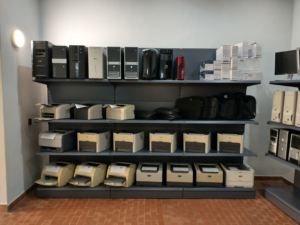 Ekspozycja komputerów stacjonarnych i podzespołów na półkach sklepu powerON w 2020 roku.