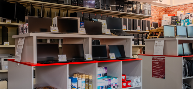 Ekspozycja laptopów poleasingowych i używanych w sklepie komputerowym powerON w Radomsku – sprzęt do pracy, nauki i codziennego użytku