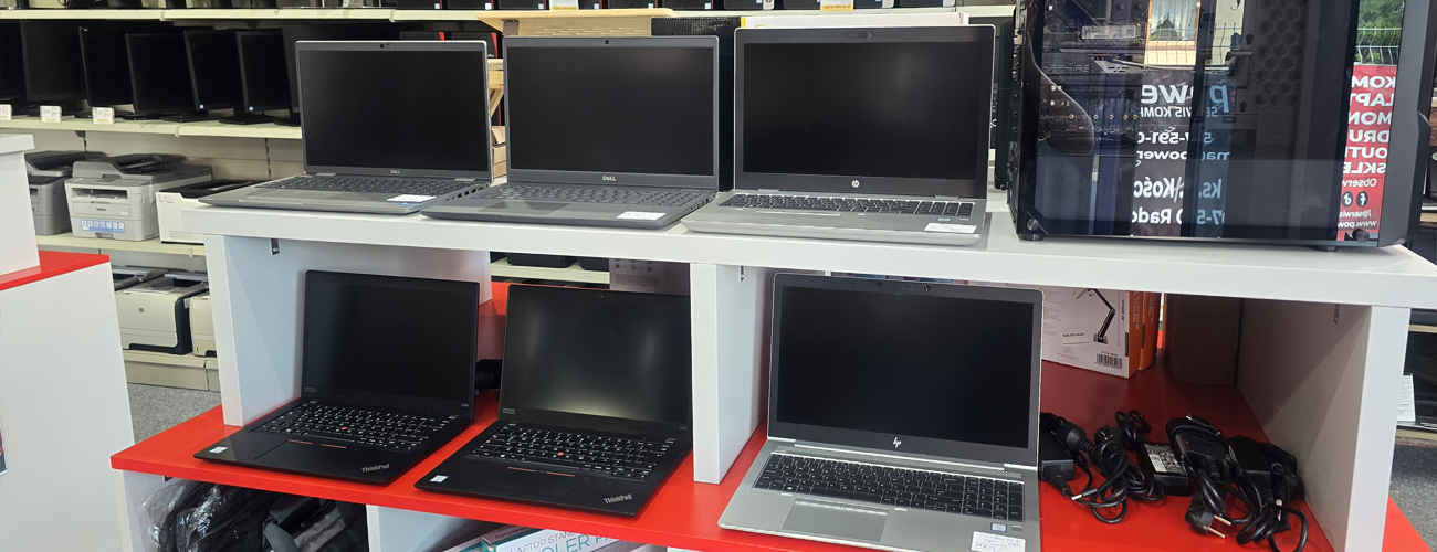 Ekspozycja laptopów poleasingowych i używanych oraz komputera stacjonarnego w sklepie powerON w Radomsku.