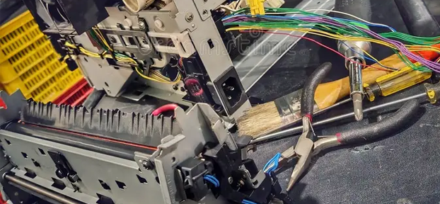 Wnętrze drukarki podczas naprawy mechanizmu