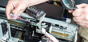 Naprawa drukarki z rozebraną obudową i widocznym mechanizmem wewnętrznym – serwis drukarek powerON w Radomsku. Kopiuj