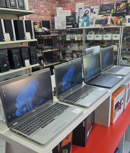 Ekspozycja laptopów i komputerów w sklepie komputerowym powerON w Radomsku – sprzęt używany oraz akcesoria komputerowe. Kopiuj