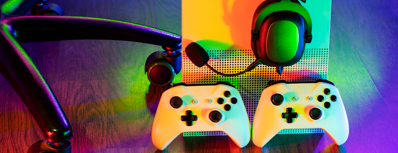 Konsola Xbox Series S z padami i zestawem słuchawkowym