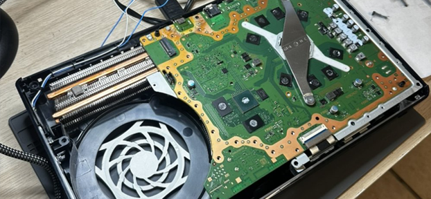 Wnętrze konsoli PlayStation 5 podczas serwisu i czyszczenia