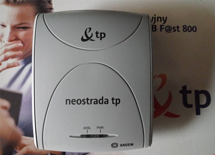 Modem ADSL Sagem F@st 800 z logo Neostrada TP na tle oryginalnego opakowania usługi internetowej ADSL