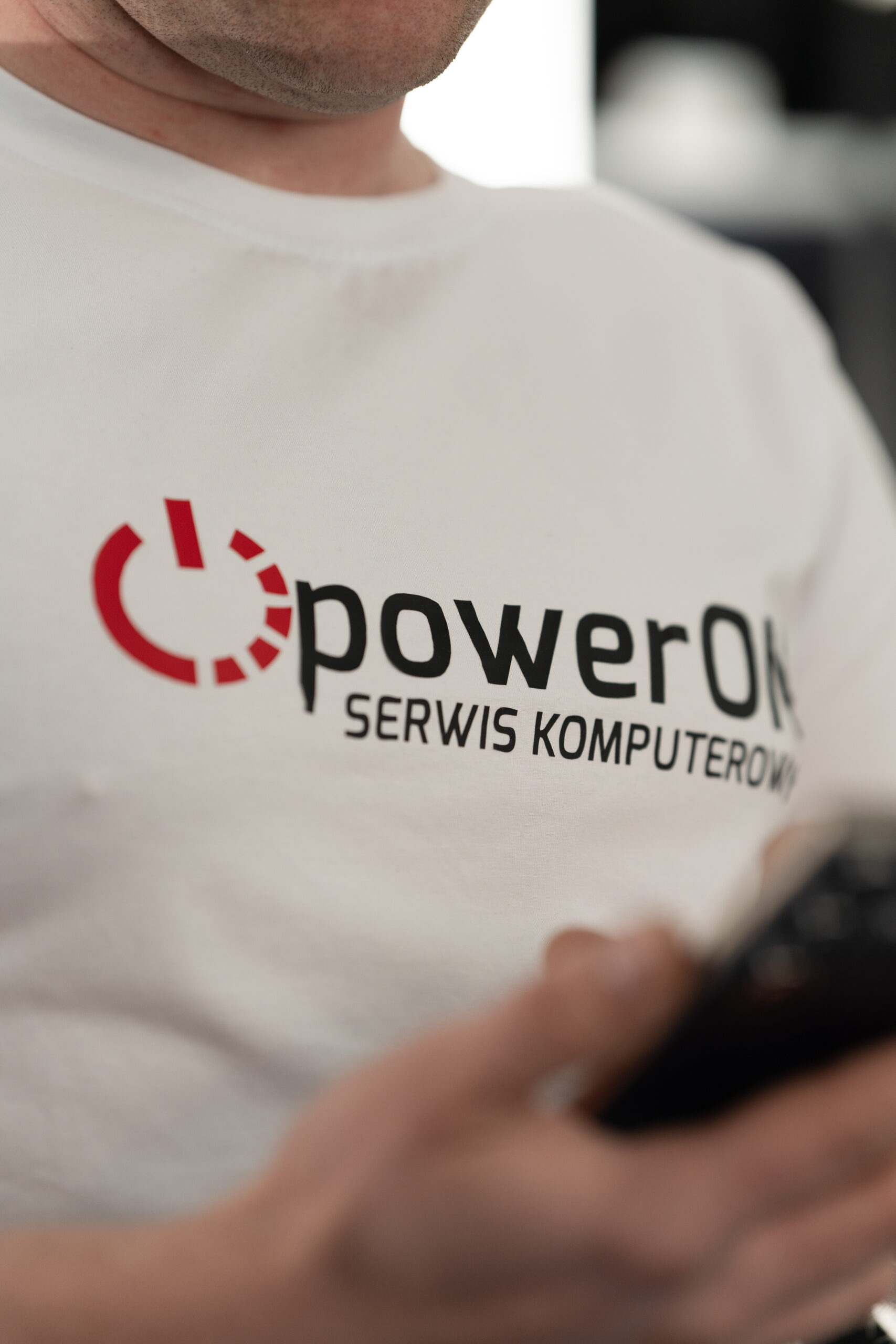 Koszulka z logo powerON – serwis komputerowy w Radomsku