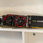 Karta graficzna z trzema wentylatorami i opakowanie NVIDIA Quadro na półce sklepu powerON.