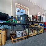 Stanowisko gamingowe i retro powerON w 2025 roku z komputerami, monitorami i sprzętem z epoki.