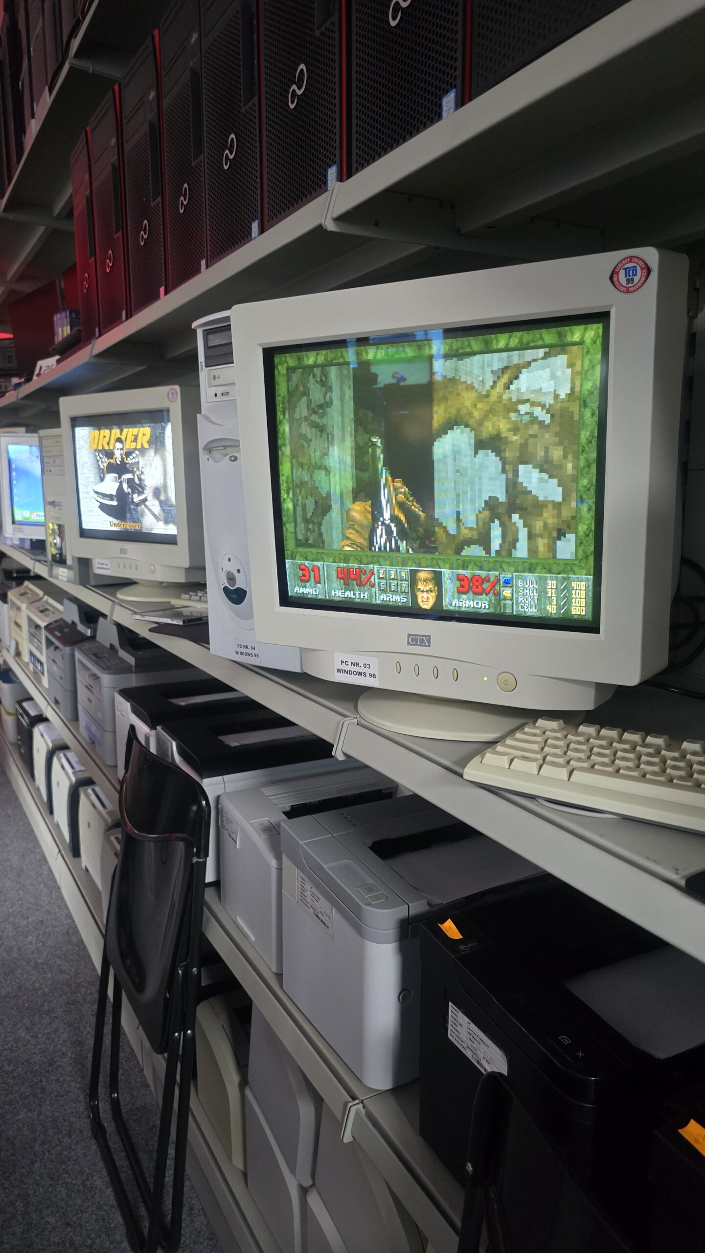 Stare komputery PC z monitorami CRT i klasycznymi grami na wystawie retro powerON w Radomsku