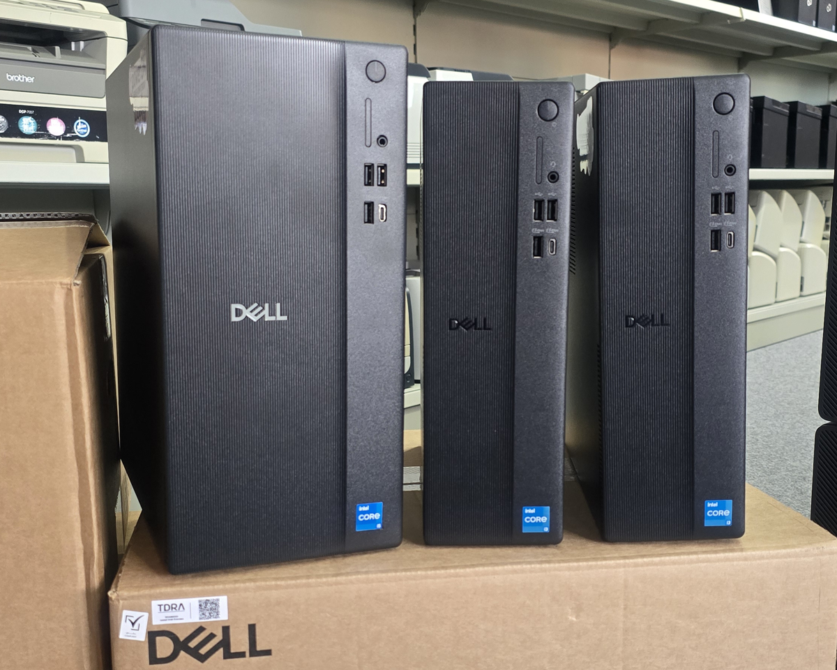Trzy komputery stacjonarne Dell z procesorami Intel Core na ekspozycji w sklepie powerON w Radomsku.
